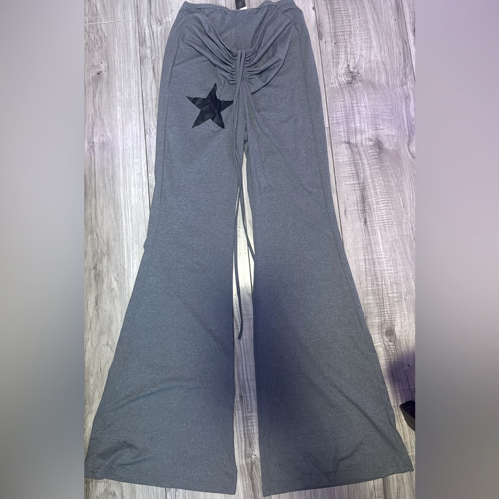 Xs flare grey leggings, they are a xs but can fit a small or medium size!!